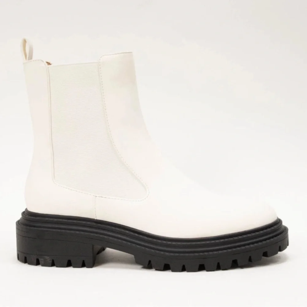 NWT/BOX Nell Lug Sole Off White Chelsea Bootie